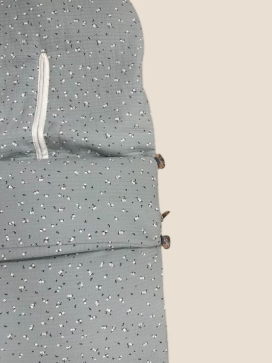 Saco de muselina gris con florecitas blancas y negras Peques del Valle