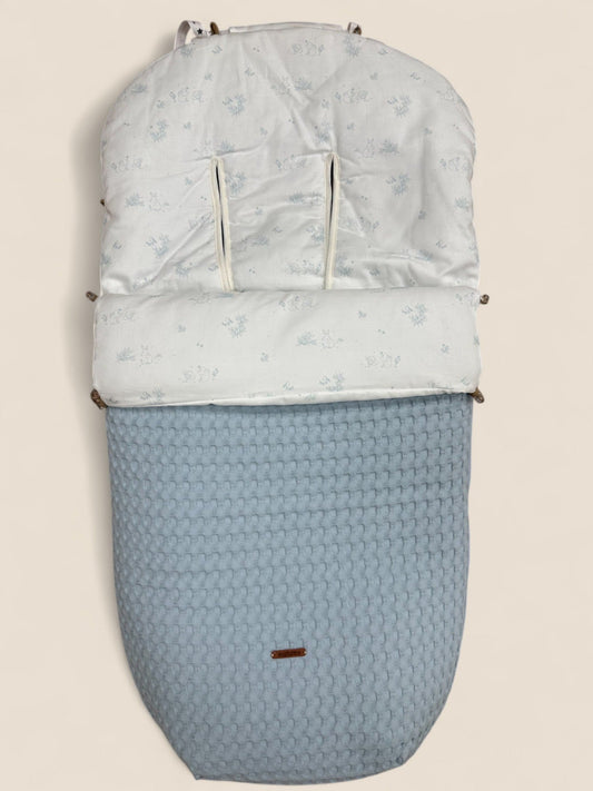 Saco de punto waffle azul con muselina estampada de conejitos Peques del Valle