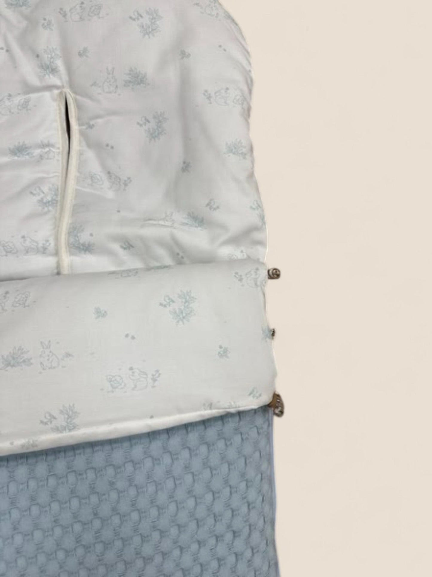 Saco de punto waffle azul con muselina estampada de conejitos Peques del Valle