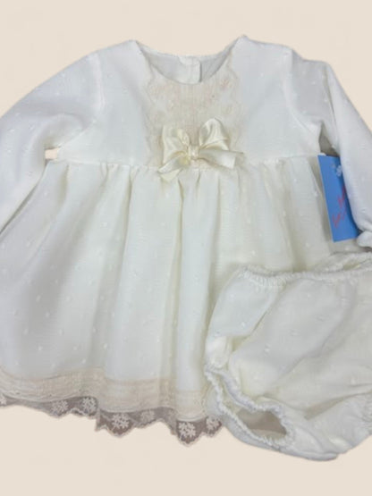 Vestido bebé en plumeti blanco con puntilla y lazo marfil Eva Martinez