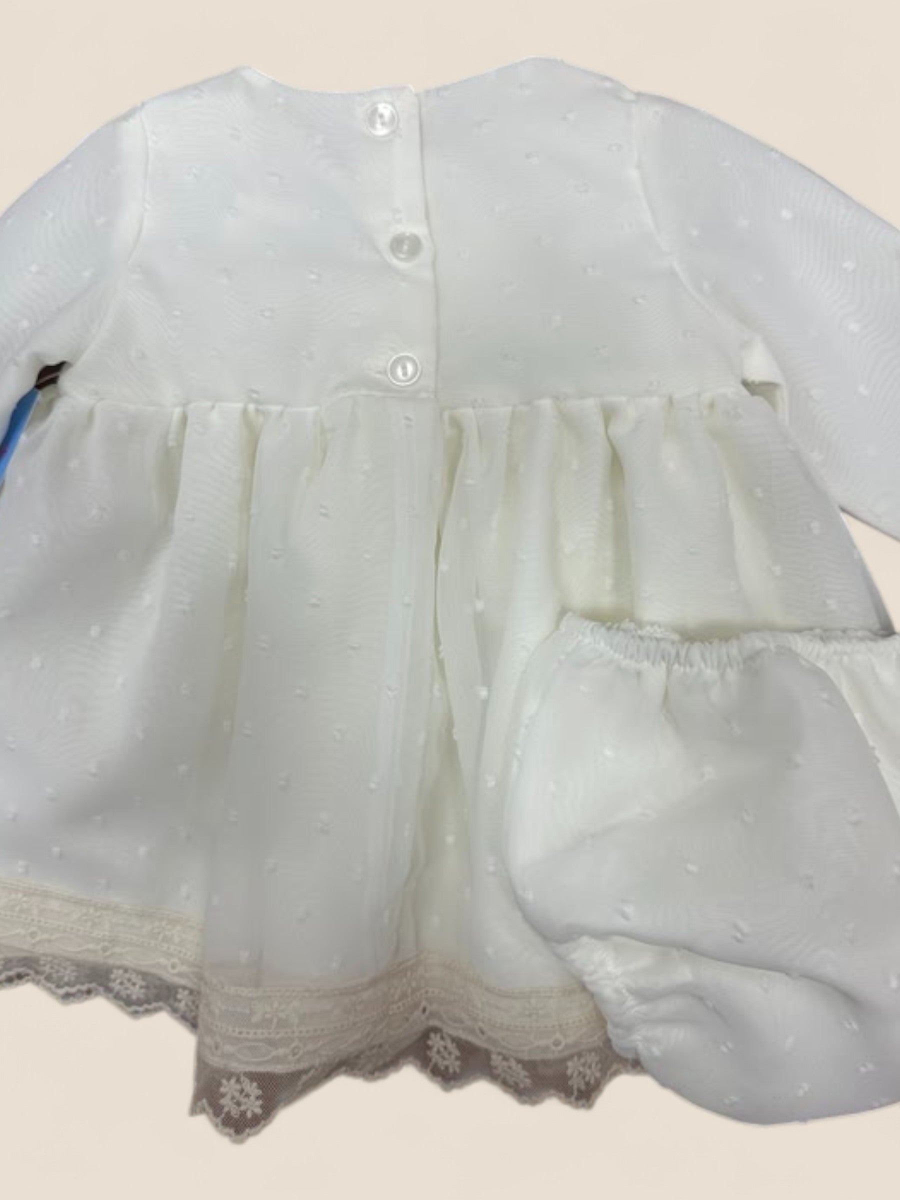 Vestido bebé en plumeti blanco con puntilla y lazo marfil Eva Martinez