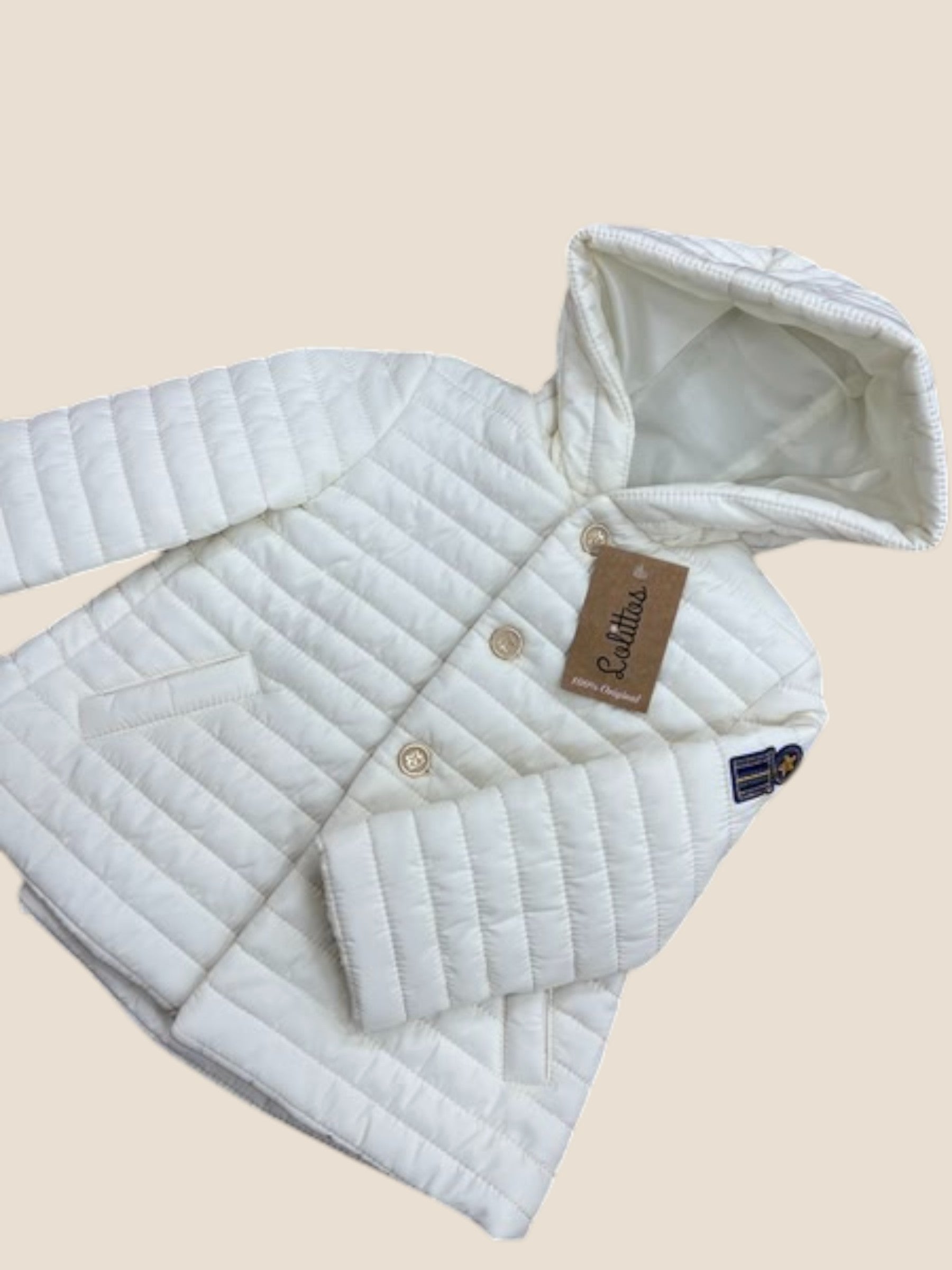 Abrigo acolchado blanco con capucha y botones dorados para niña Lolittos