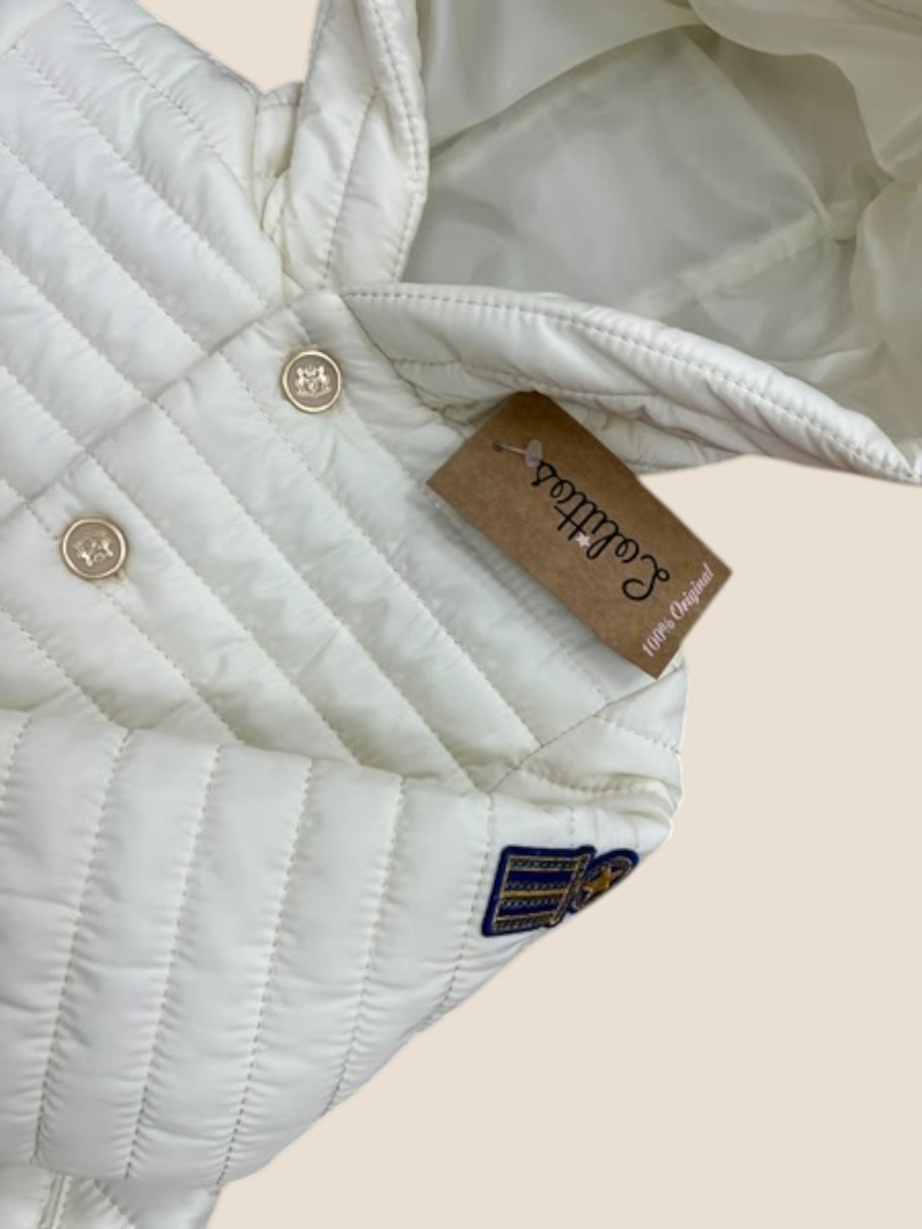 Abrigo acolchado blanco con capucha y botones dorados para niña Lolittos