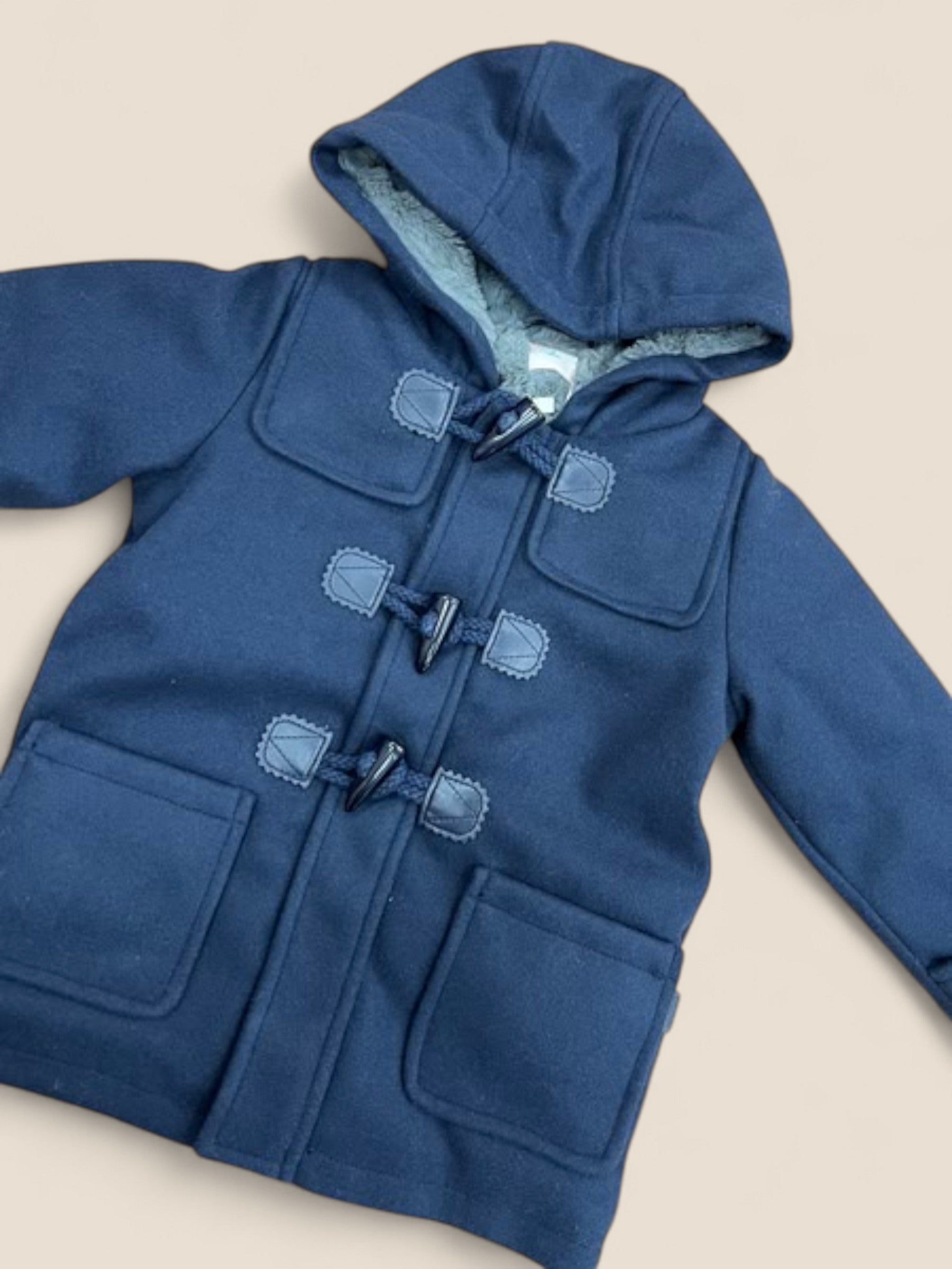 Abrigo azul marino con capucha y cierre trenca para niño BOBOLI