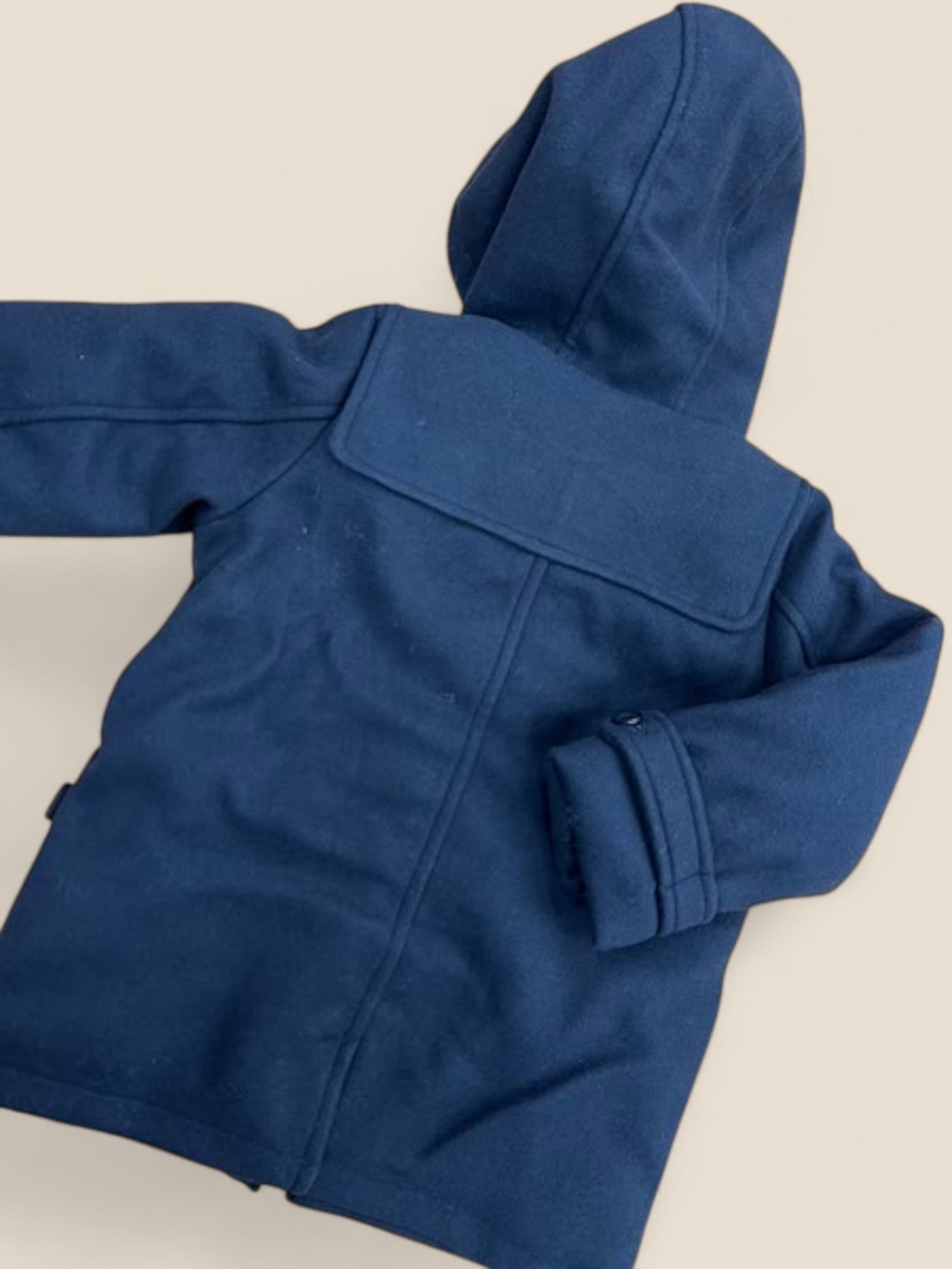 Abrigo azul marino con capucha y cierre trenca para niño BOBOLI