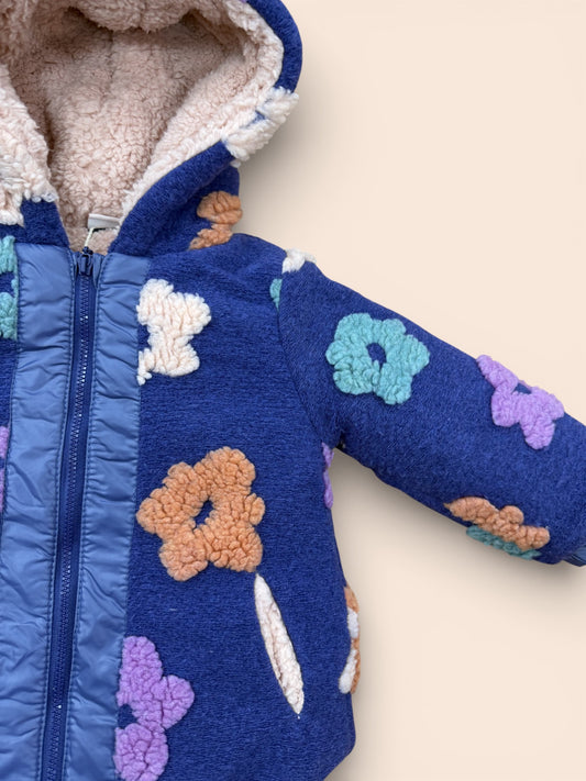 Abrigo azul marino de borreguito con flores en relieve y capucha