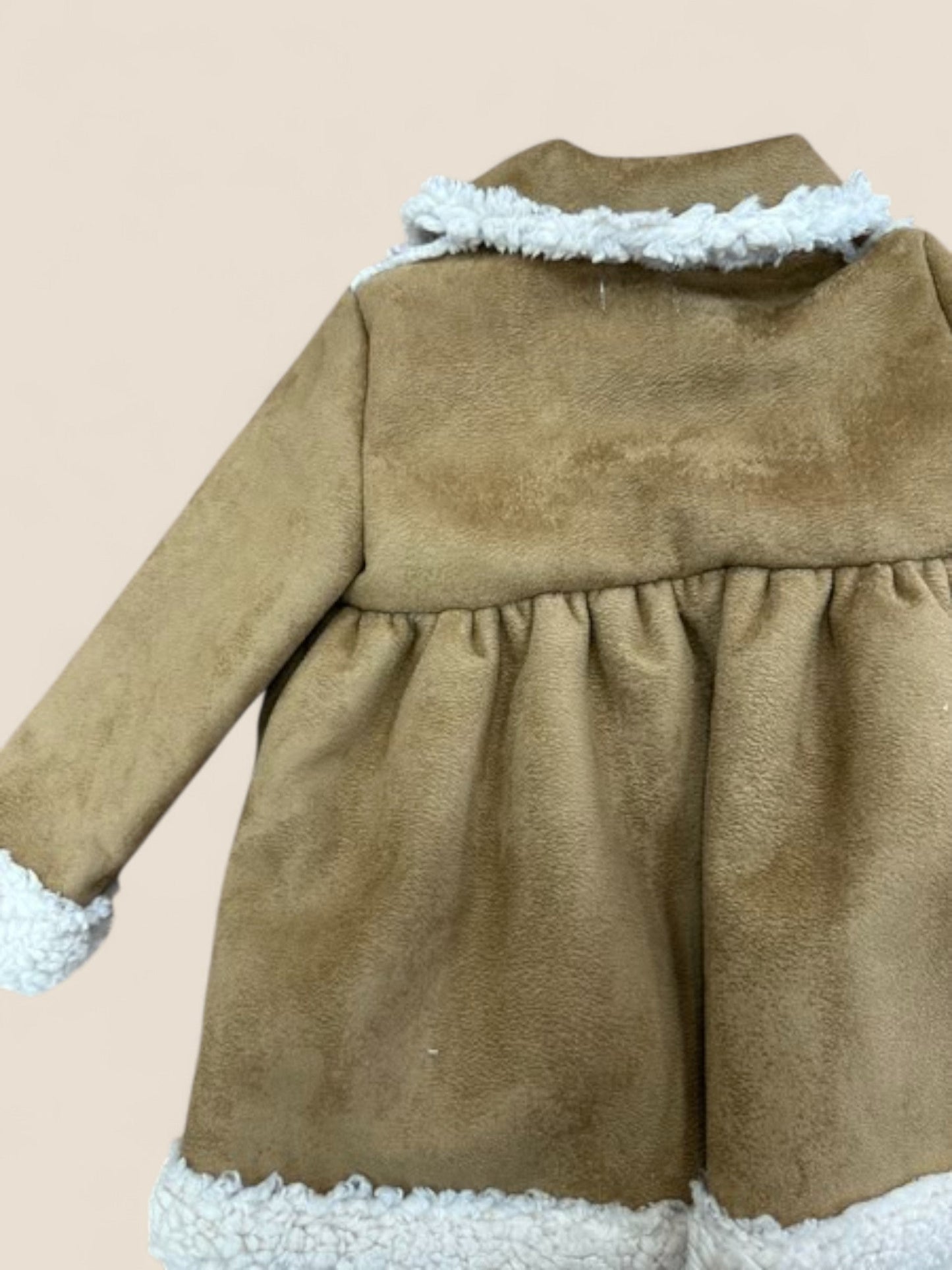 Abrigo bebé borreguito camel con cierre hebilla Lolittos