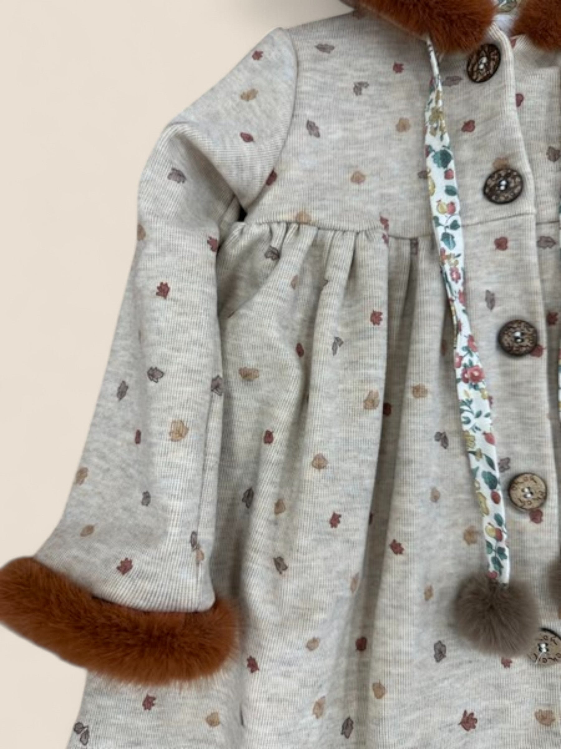 Abrigo con capucha y pololos estampado hojas CUCÚ