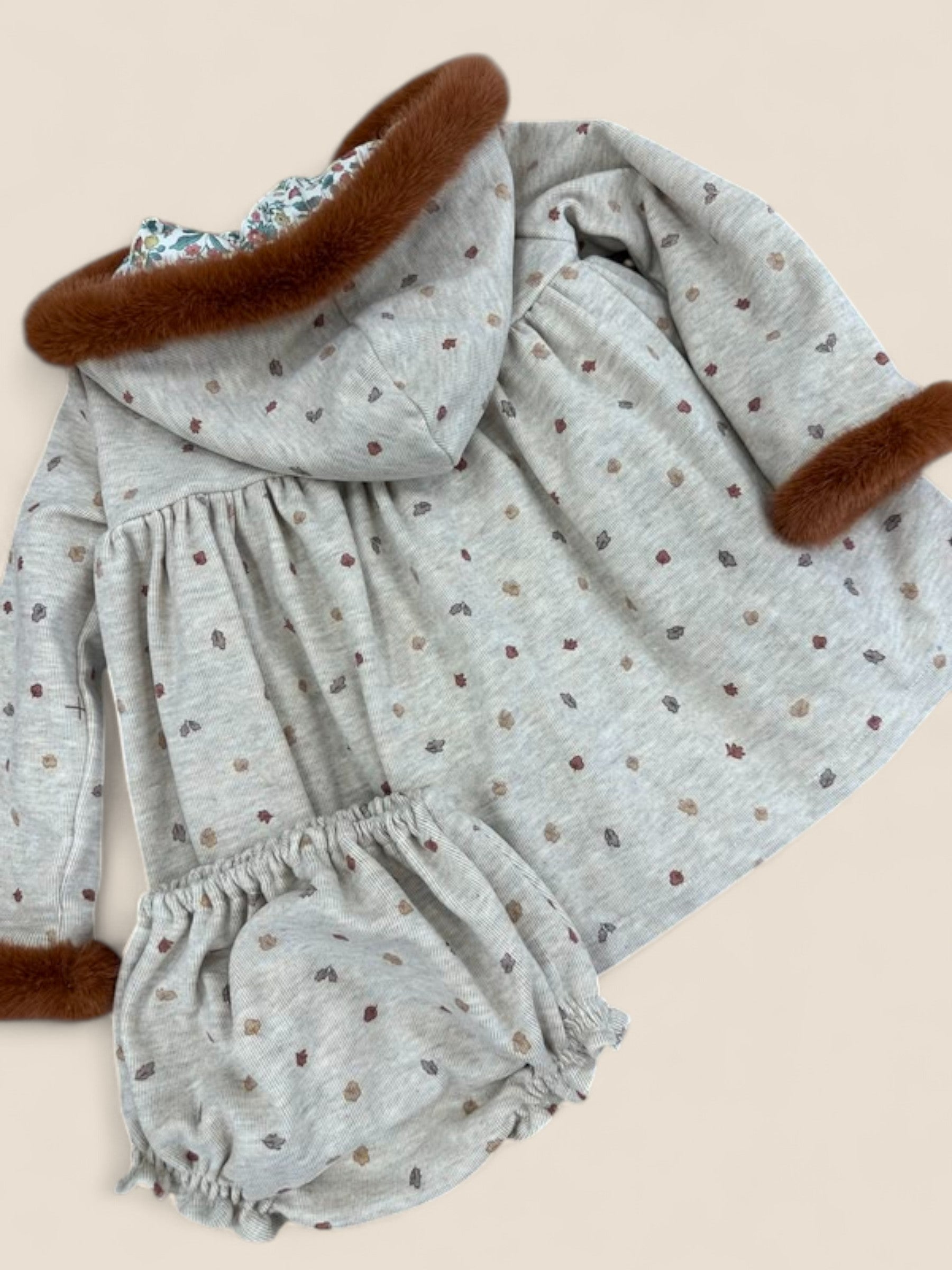 Abrigo con capucha y pololos estampado hojas CUCÚ
