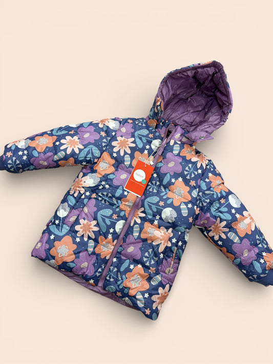 Abrigo acolchado infantil reversible con capucha y estampado floral en tonos malva y coral