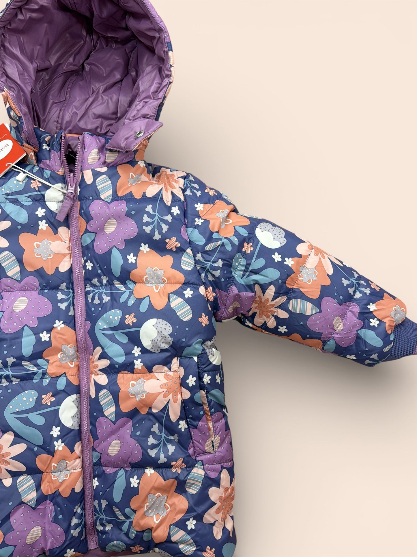 Abrigo acolchado infantil reversible con capucha y estampado floral en tonos malva y coral
