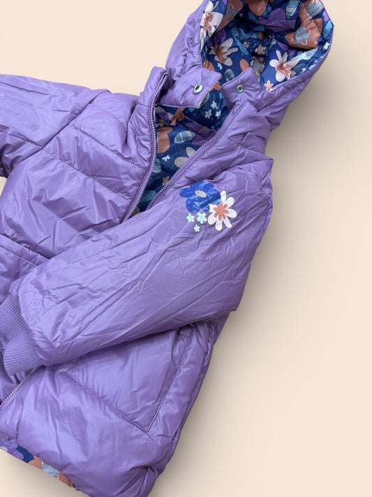 Abrigo acolchado infantil reversible con capucha y estampado floral en tonos malva y coral
