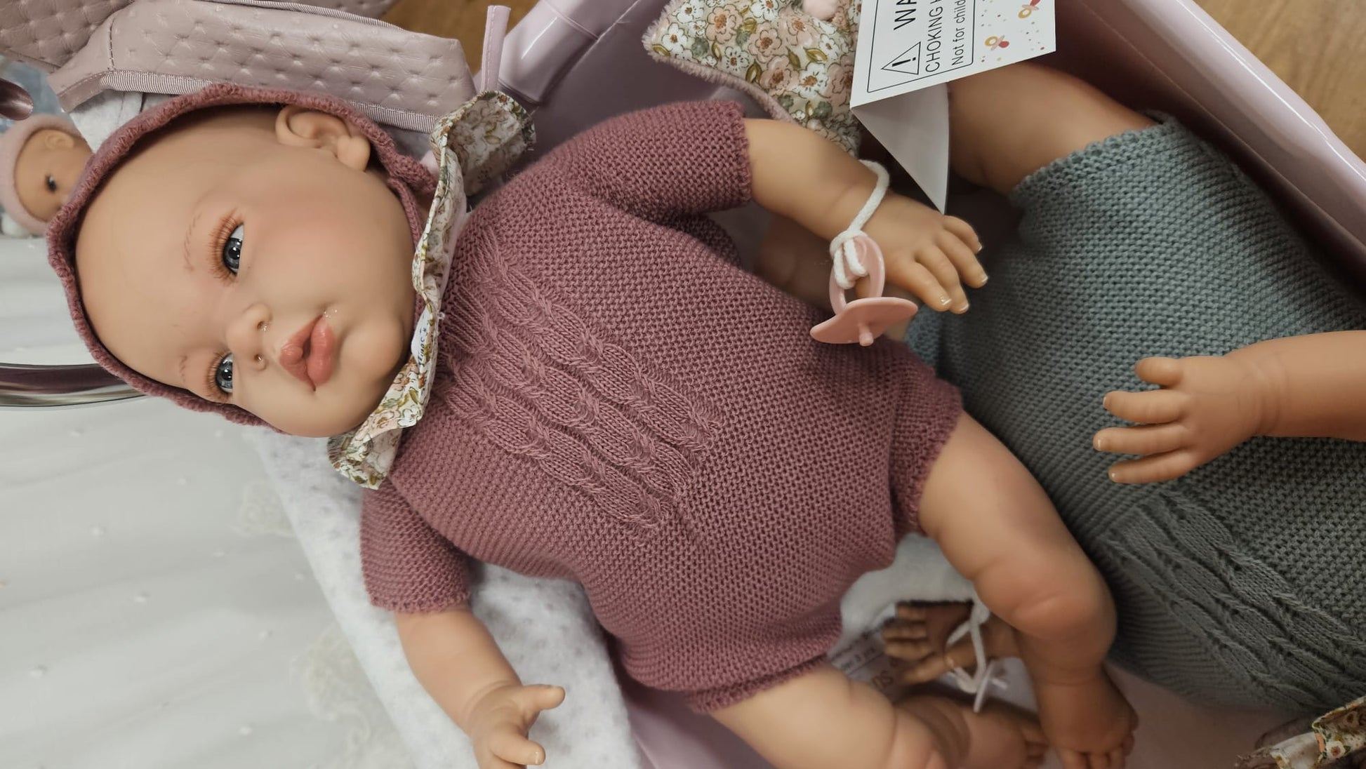 Muñeco bebé reborn realista con conjunto rosa empolvado de punto — 45 cm Peques del Valle