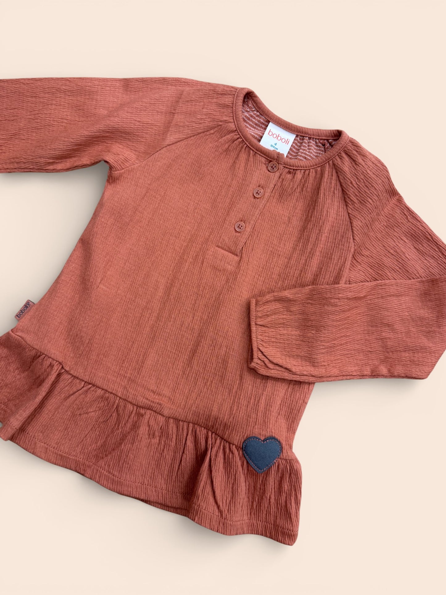Camiseta teja con volante y corazón bebé