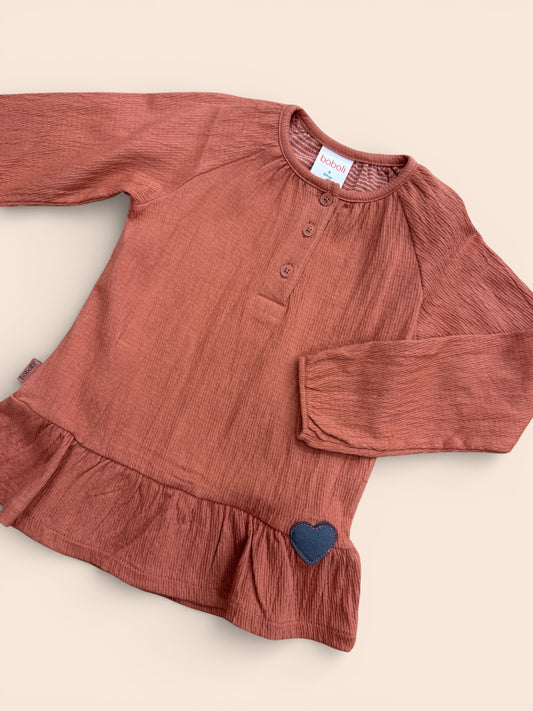 Camiseta teja con volante y corazón bebé