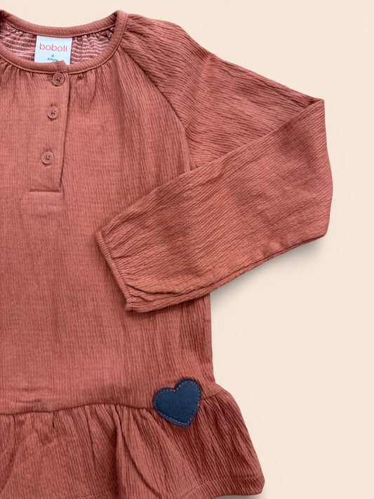 Camiseta teja con volante y corazón bebé