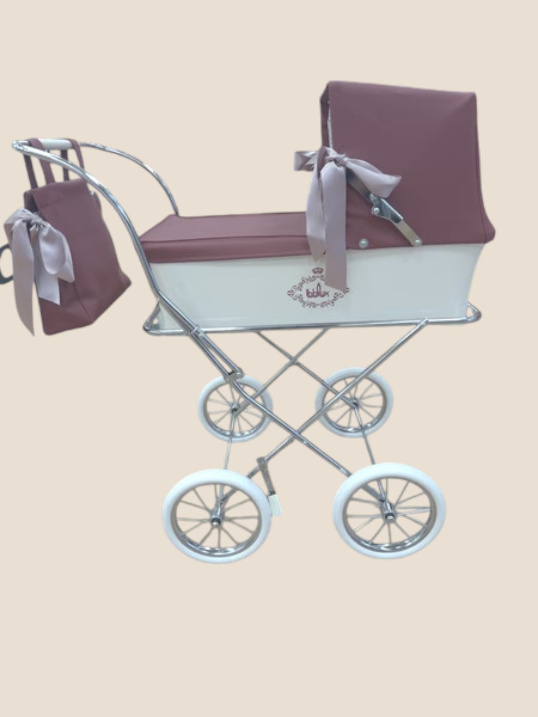 Carrito clásico de muñecas con capota burdeos y lazos Bebelux