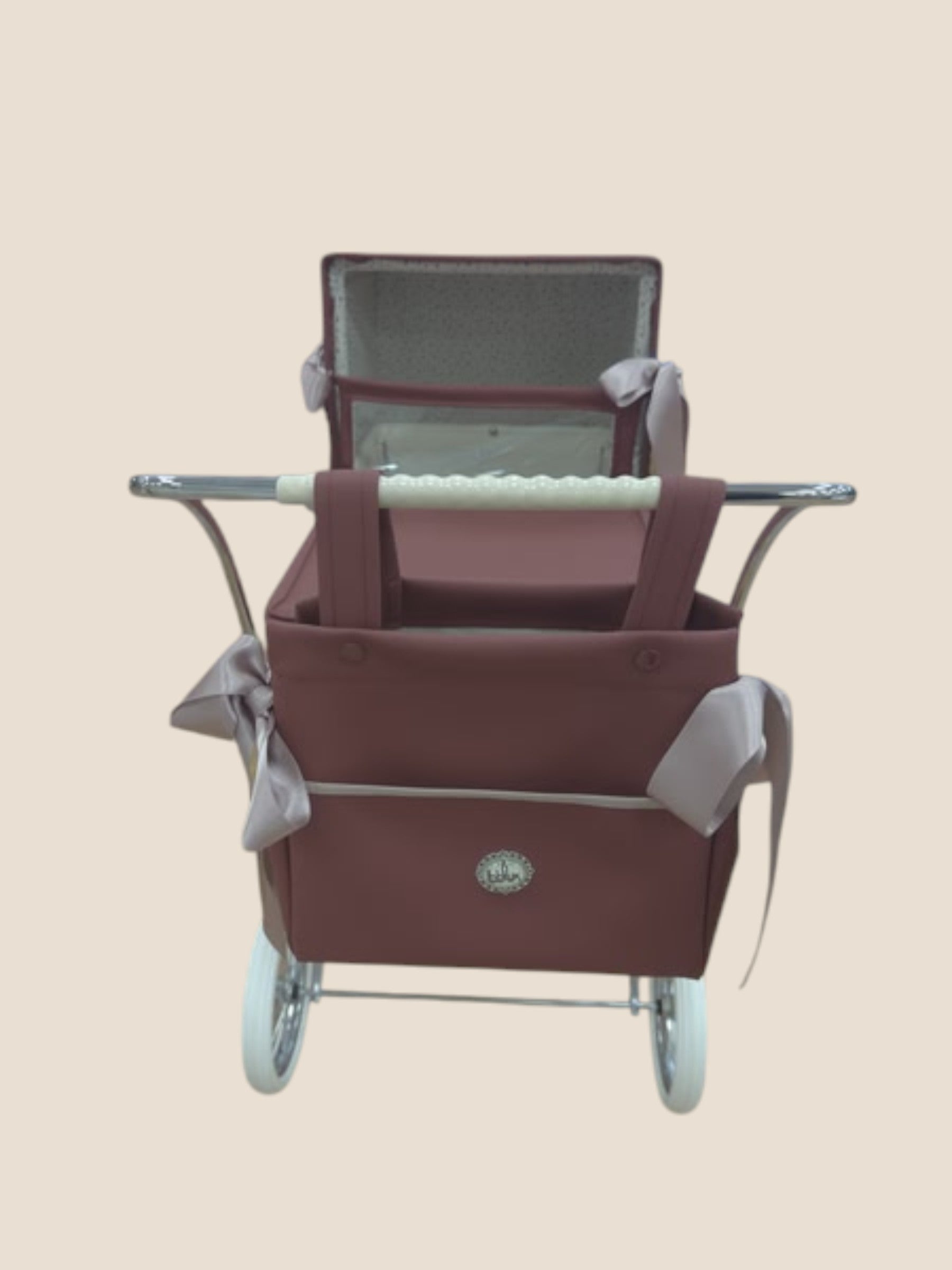 Carrito clásico de muñecas con capota burdeos y lazos Bebelux