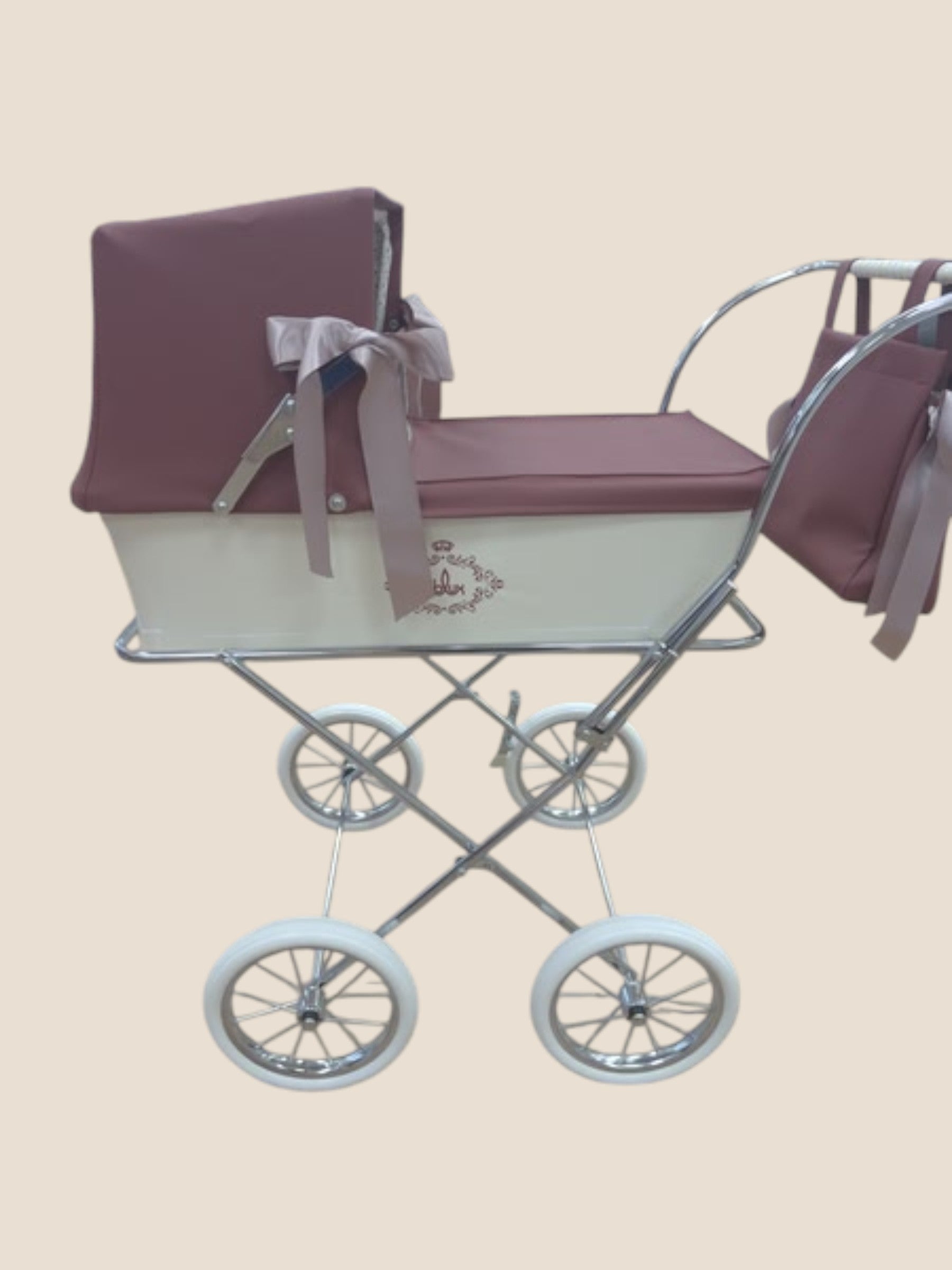 Carrito clásico de muñecas con capota burdeos y lazos Bebelux