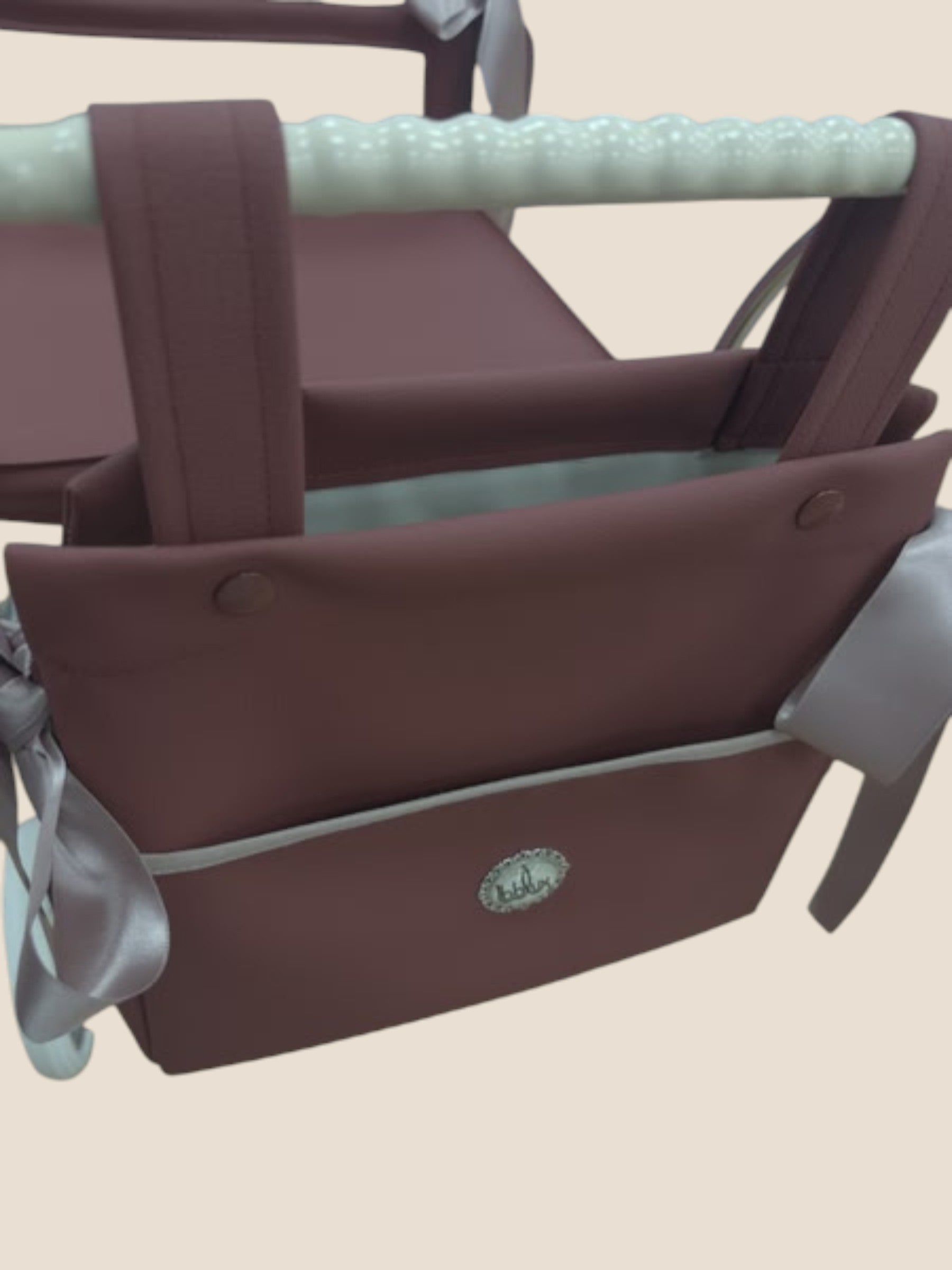 Carrito clásico de muñecas con capota burdeos y lazos Bebelux
