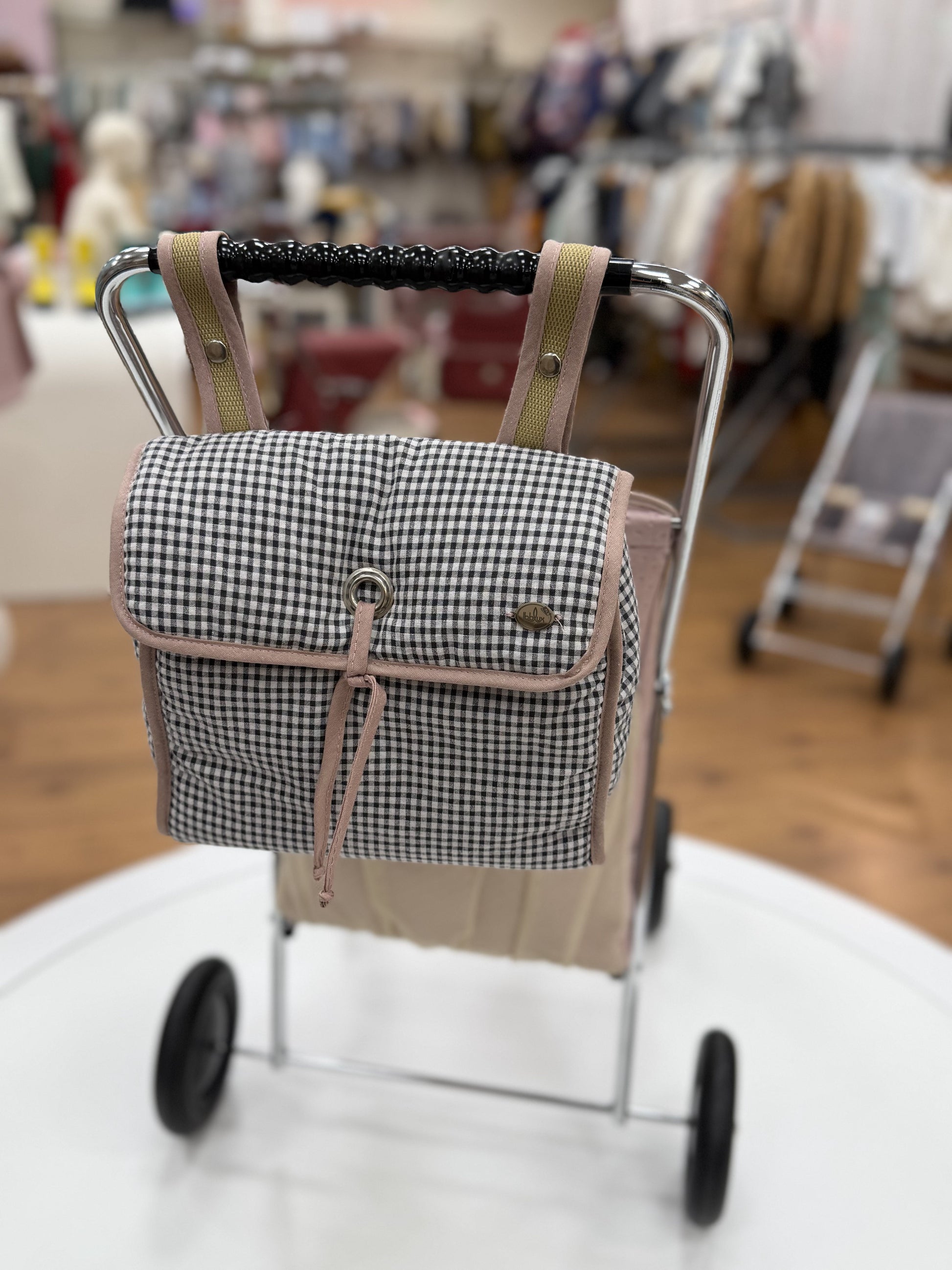 Carrito Bebelux de muñecas vichy negro con bolsito rosa empolvado Bebelux