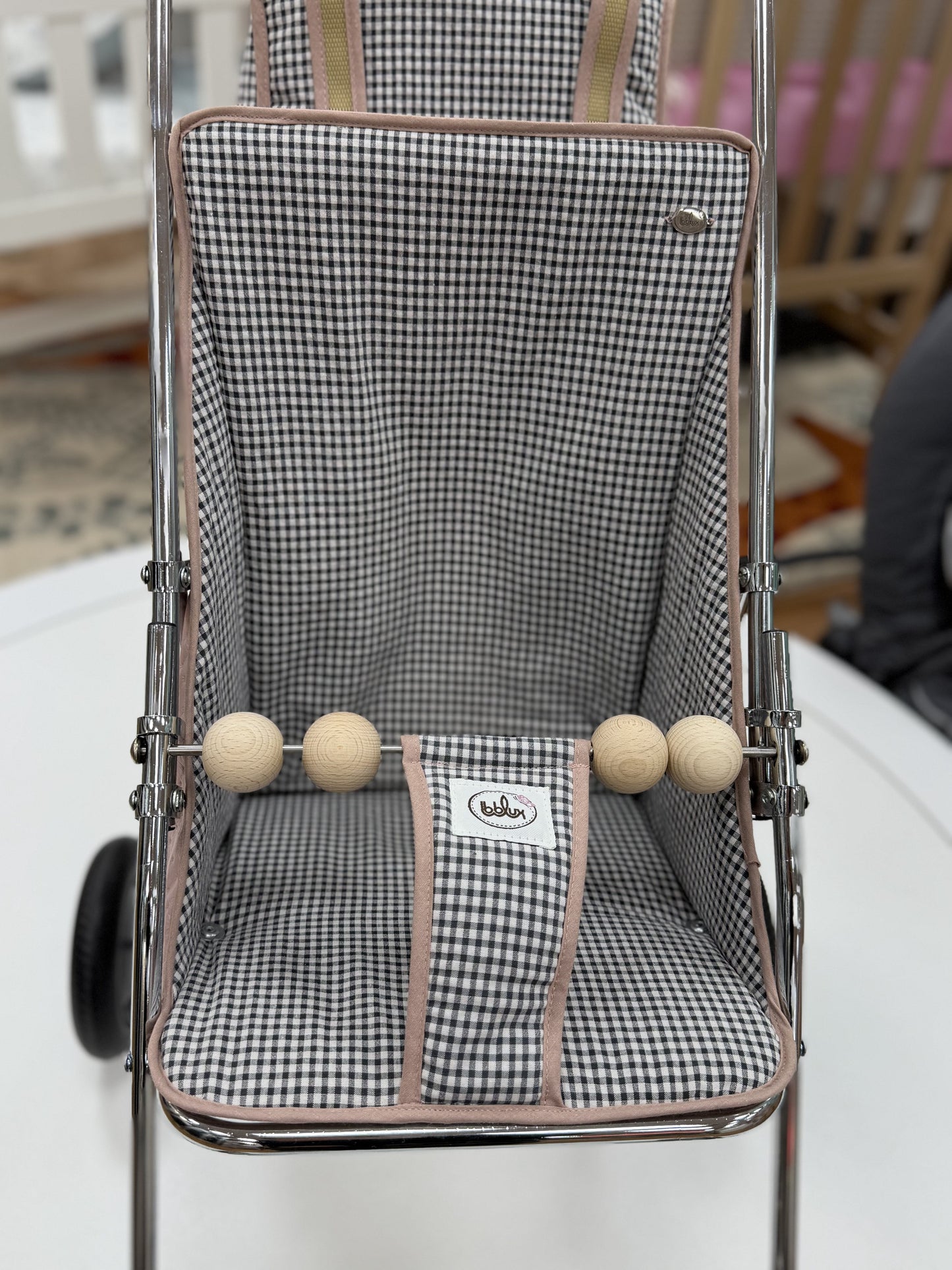 Carrito Bebelux de muñecas vichy negro con bolsito rosa empolvado Bebelux