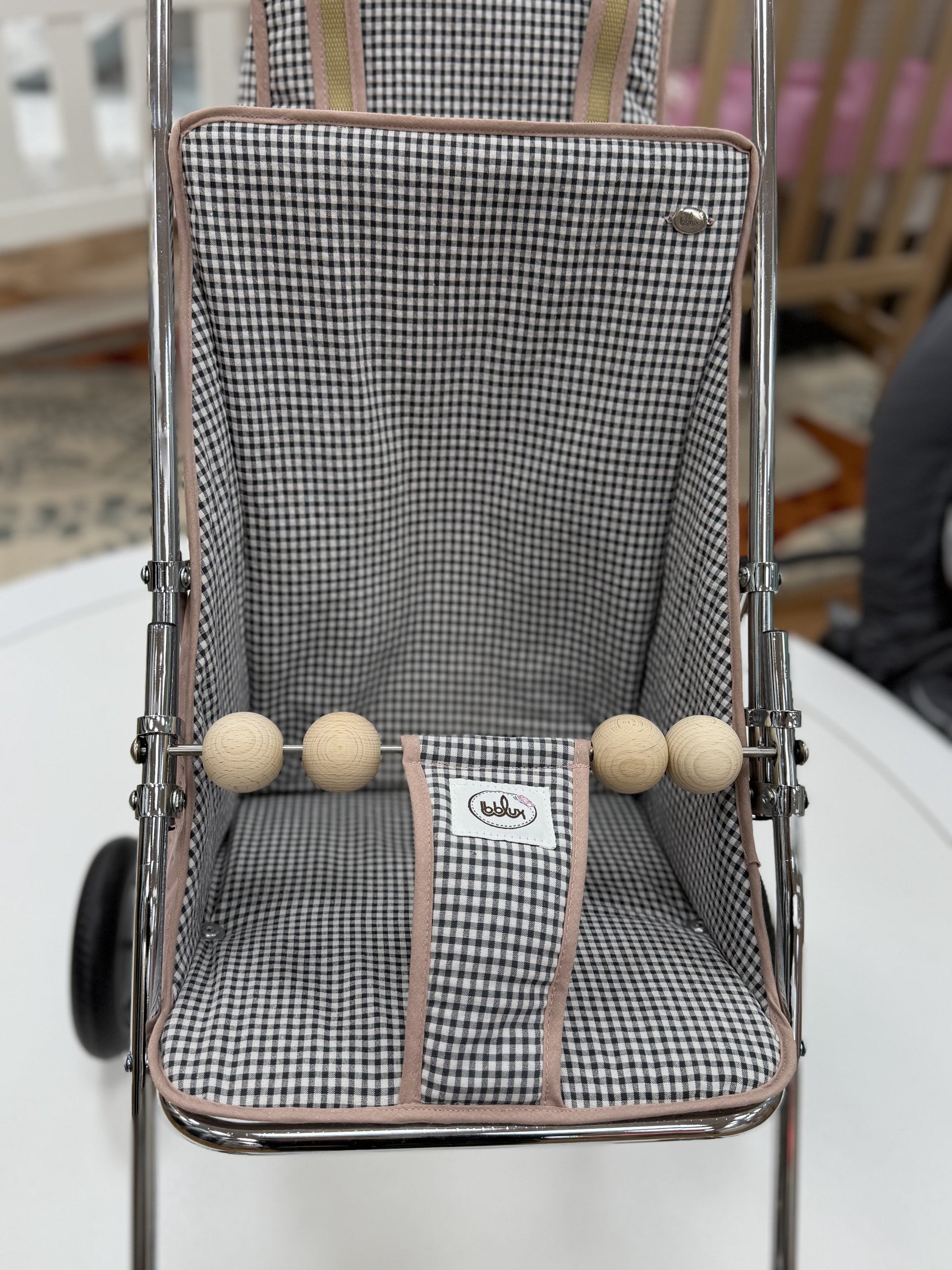 Carrito Bebelux de muñecas vichy negro con bolsito rosa empolvado Bebelux
