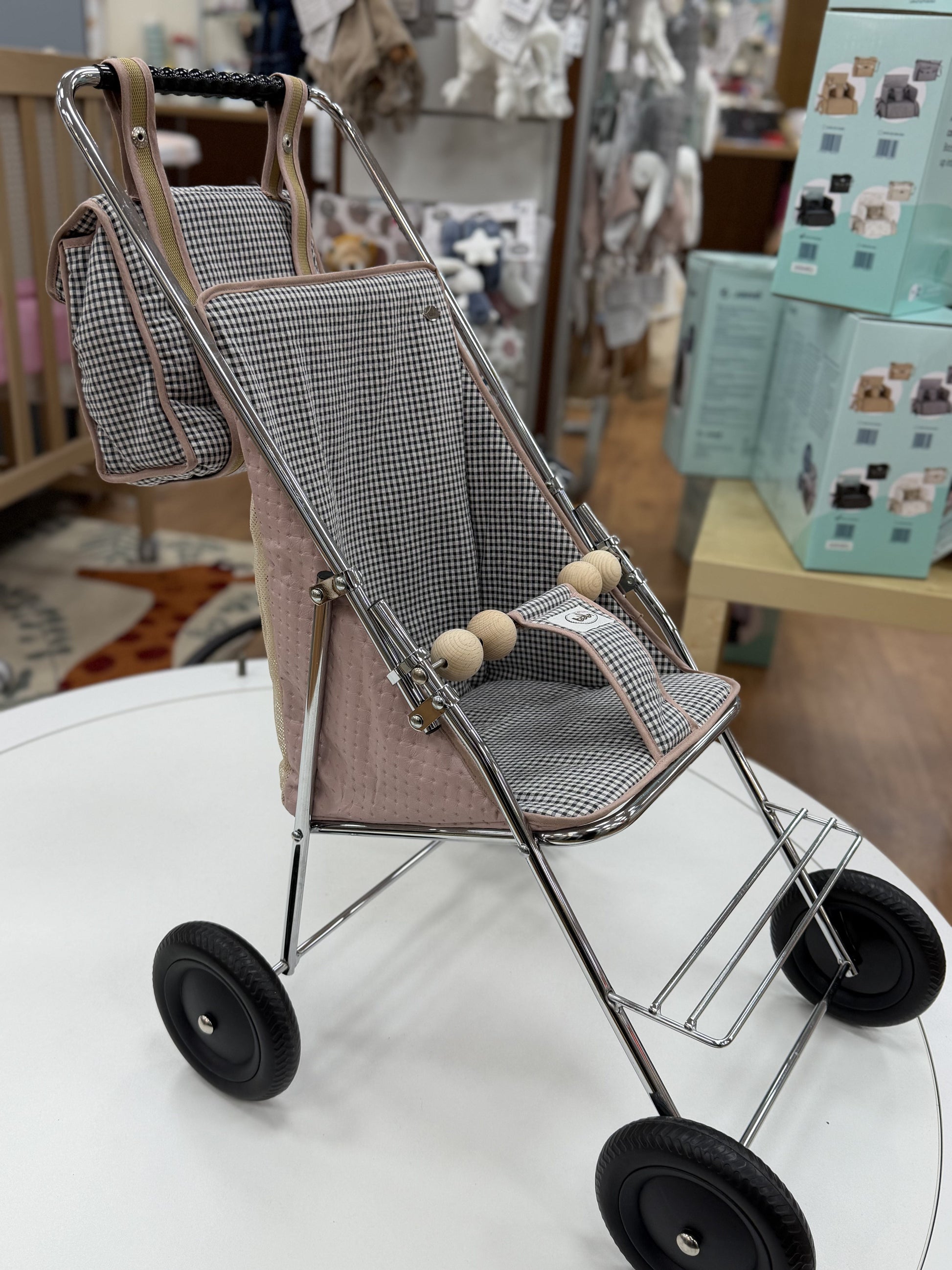 Carrito Bebelux de muñecas vichy negro con bolsito rosa empolvado Bebelux