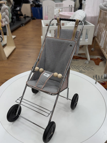 Carrito Bebelux de muñecas vichy negro con bolsito rosa empolvado Bebelux