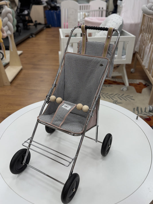 Carrito Bebelux de muñecas vichy negro con bolsito rosa empolvado Bebelux