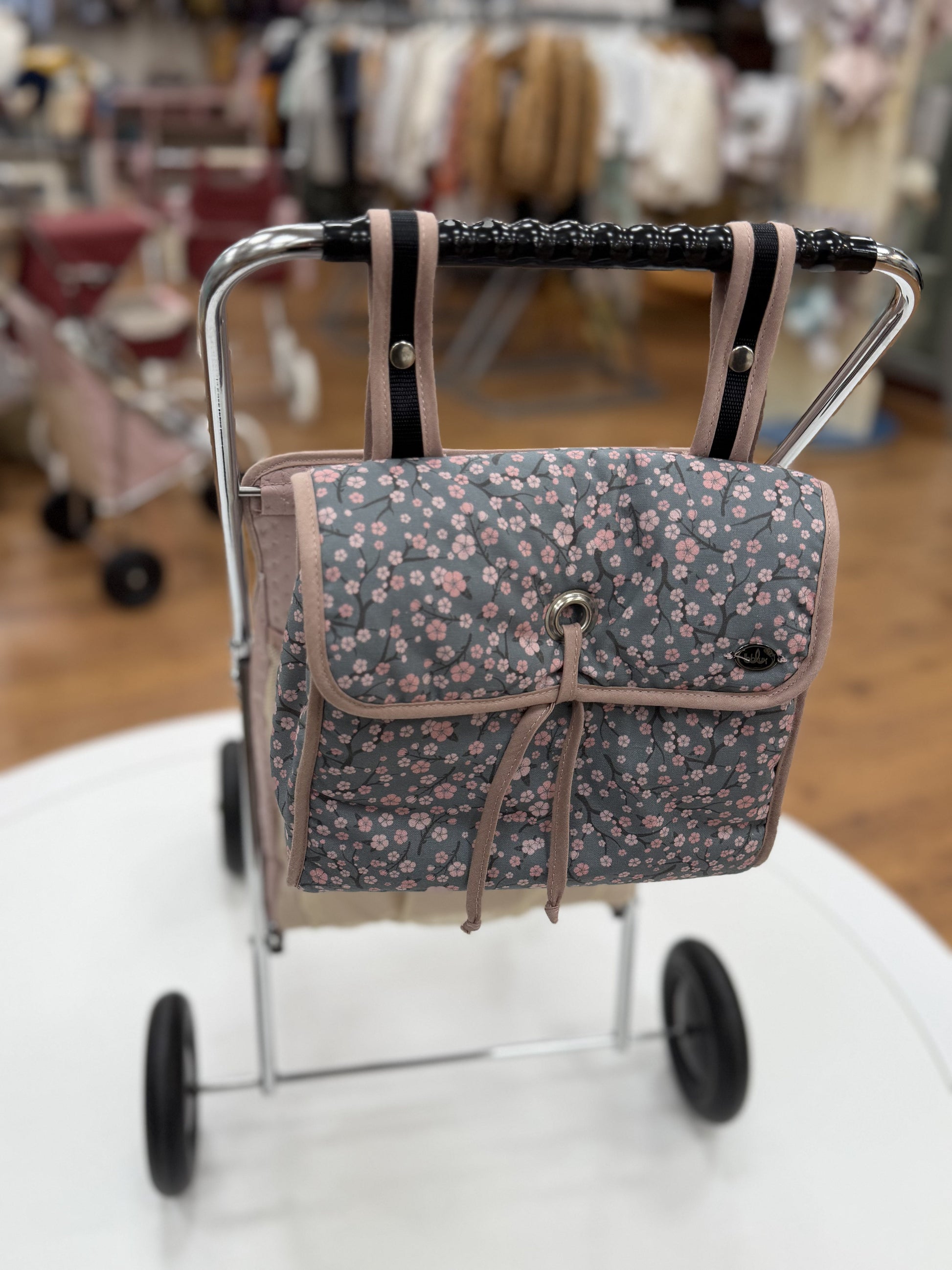 Carrito Bebelux de muñecas flores rosa vintage con bolsito a juego Bebelux
