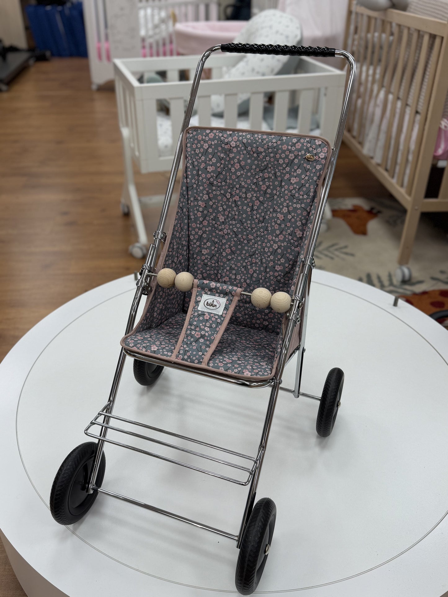 Carrito Bebelux de muñecas flores rosa vintage con bolsito a juego Bebelux