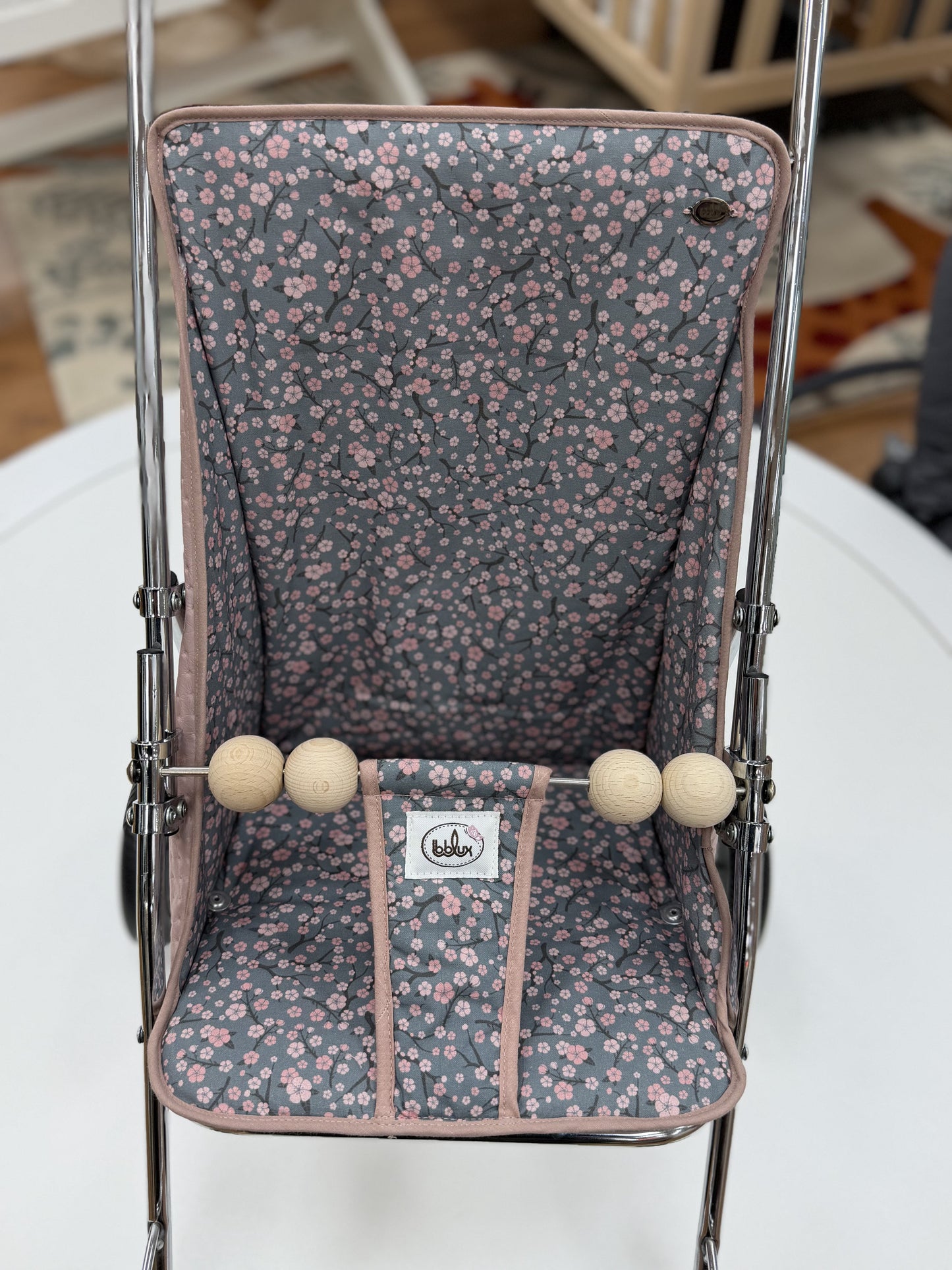 Carrito Bebelux de muñecas flores rosa vintage con bolsito a juego Bebelux