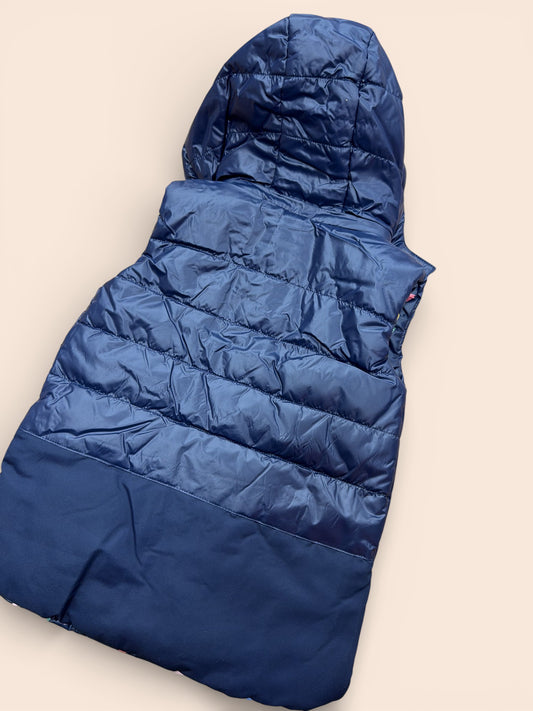 Chaleco reversible acolchado azul marino con capucha y forro estampado infantil