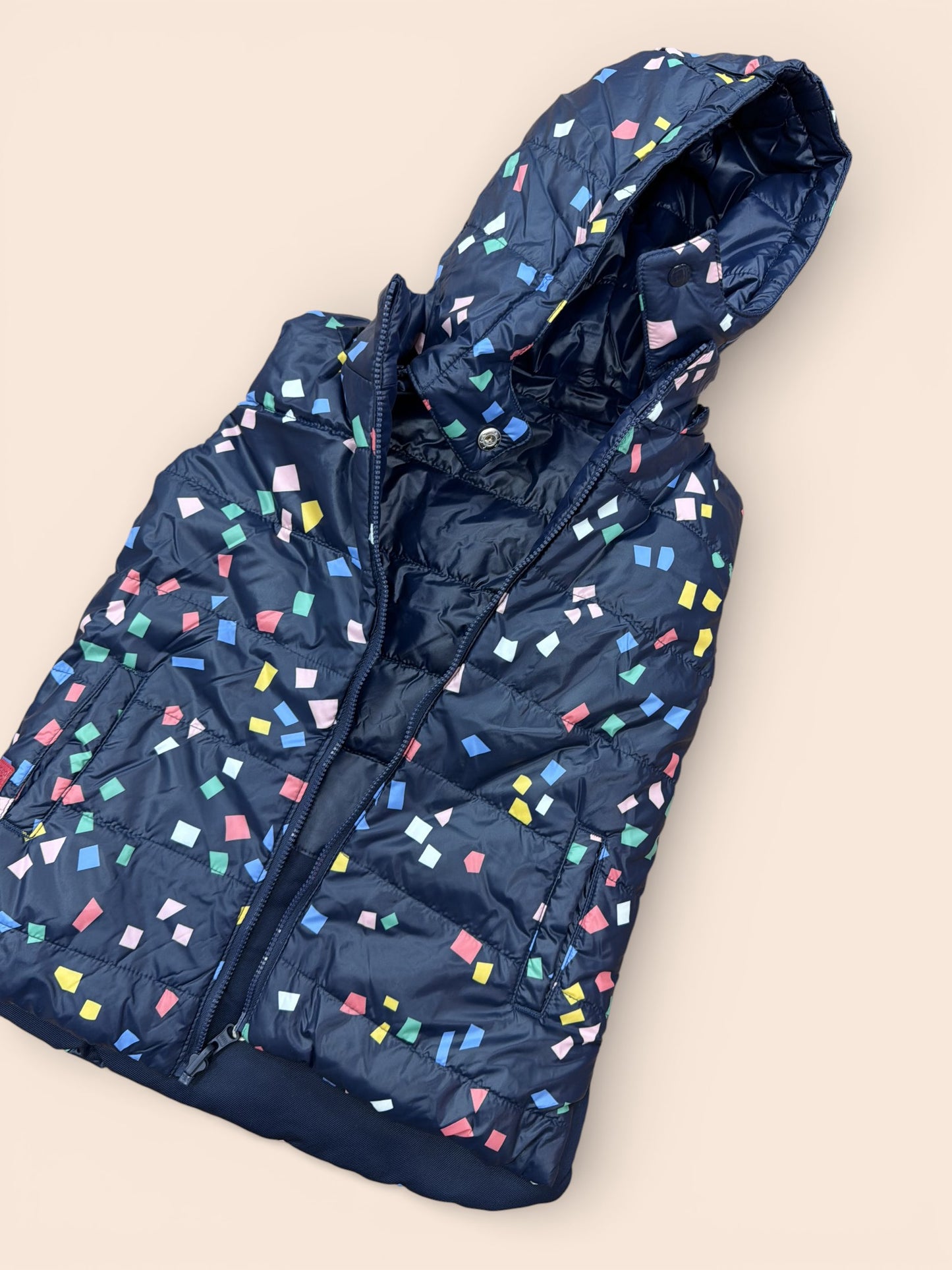 Chaleco reversible acolchado azul marino con capucha y forro estampado infantil