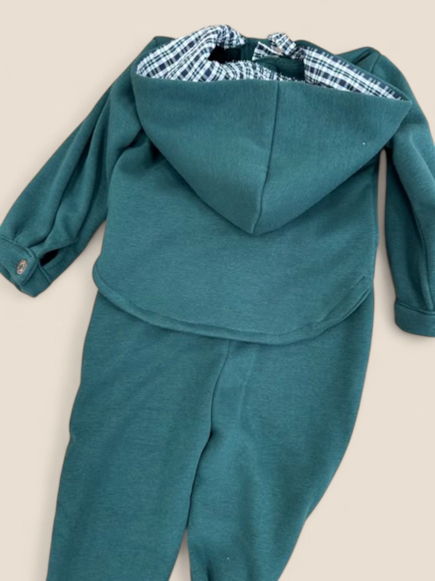 Chándal niño verde con capucha y detalle cuadros CUCÚ