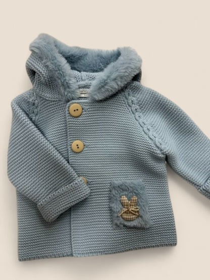 Chaqueta azul con conejito y capucha de pelo.