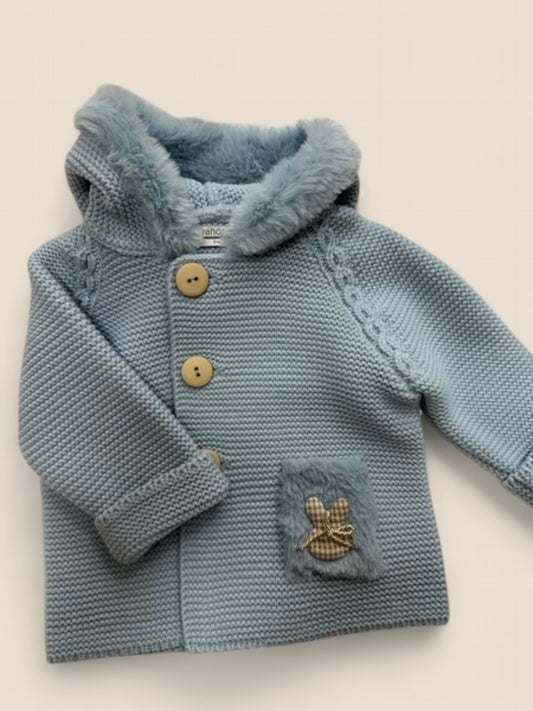 Chaqueta azul con conejito y capucha de pelo.