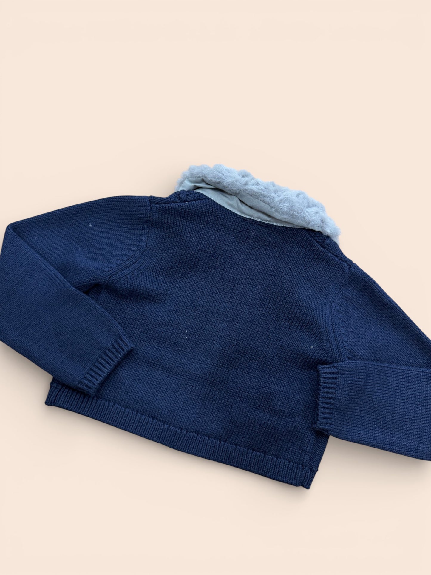 Chaqueta de punto azul marino con cuello de pelo