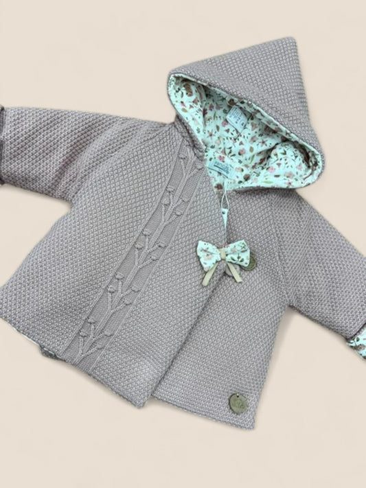 Chaqueta bebé punto gris con capucha forrada y lazo estampado PANGASA
