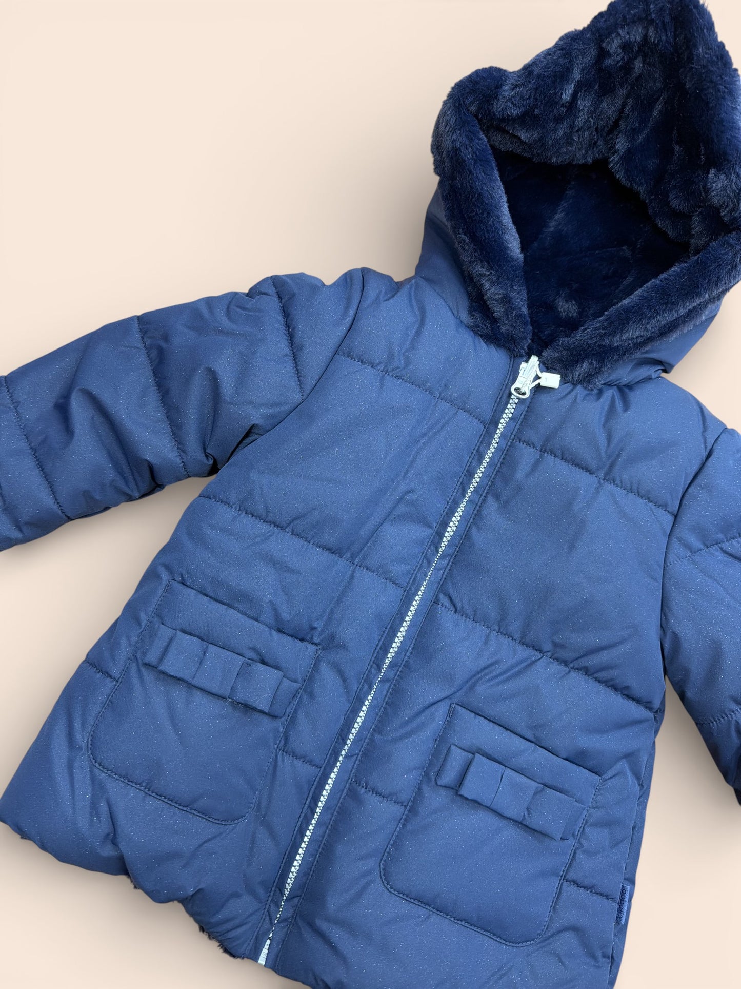 Chaqueta acolchada azul marino con capucha y forro de pelo infantil