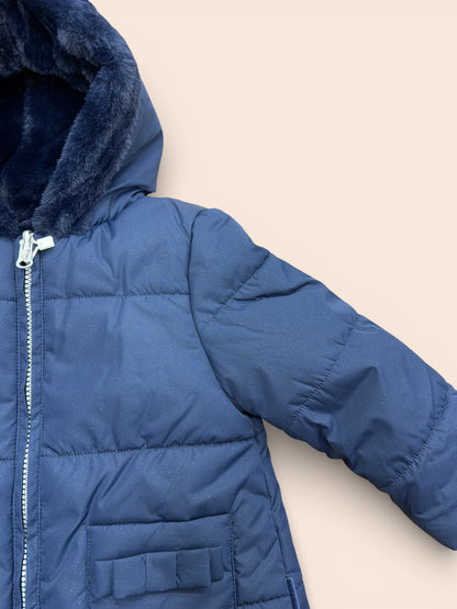 Chaqueta acolchada azul marino con capucha y forro de pelo infantil