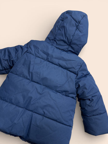 Chaqueta acolchada azul marino con capucha y forro de pelo infantil