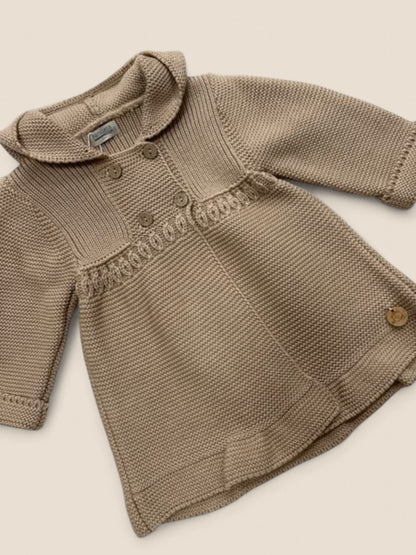 Chaqueta punto tostado con capucha y doble botonadura.
