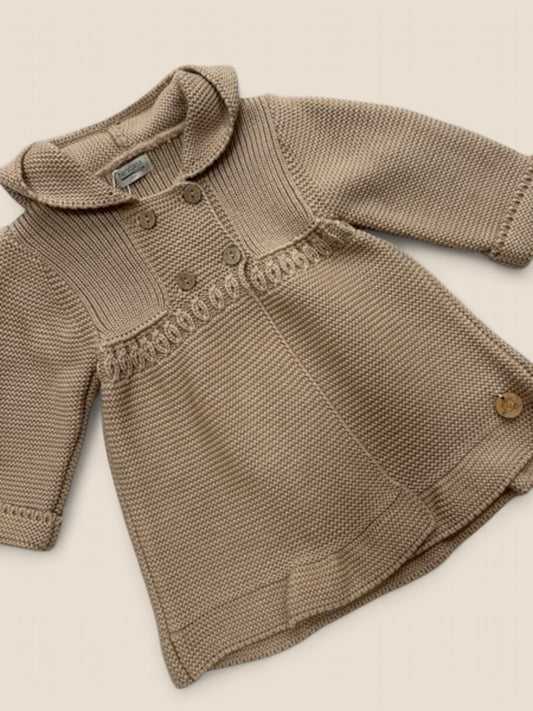 Chaqueta punto tostado con capucha y doble botonadura.