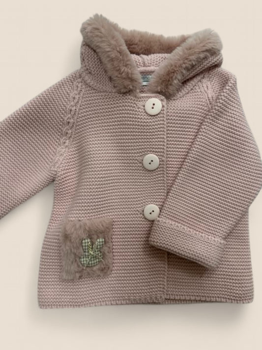 Chaqueta de punto rosa con capucha y conejito bordado.