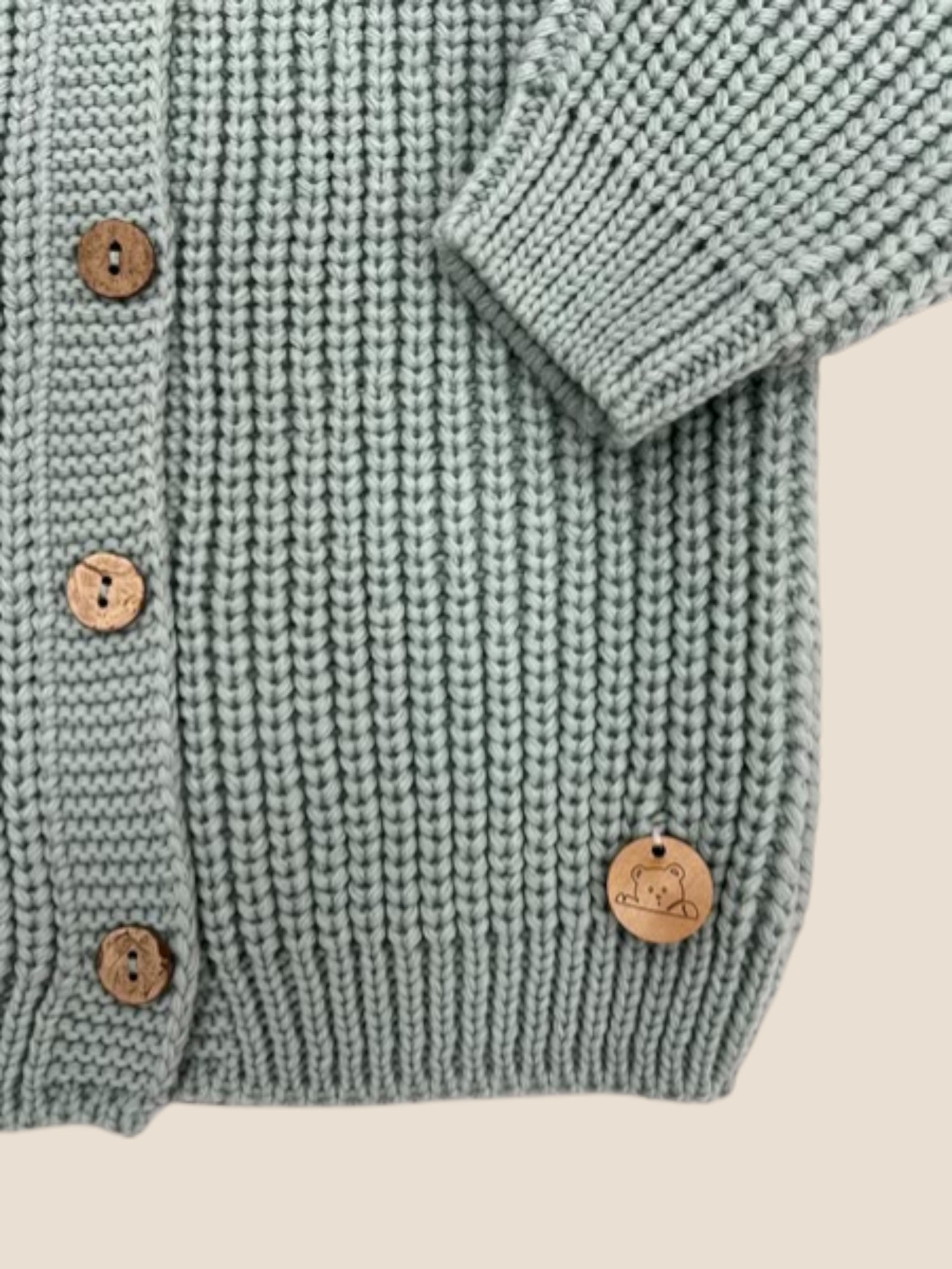 Chaqueta verde de punto grueso con botones de madera PANGASA