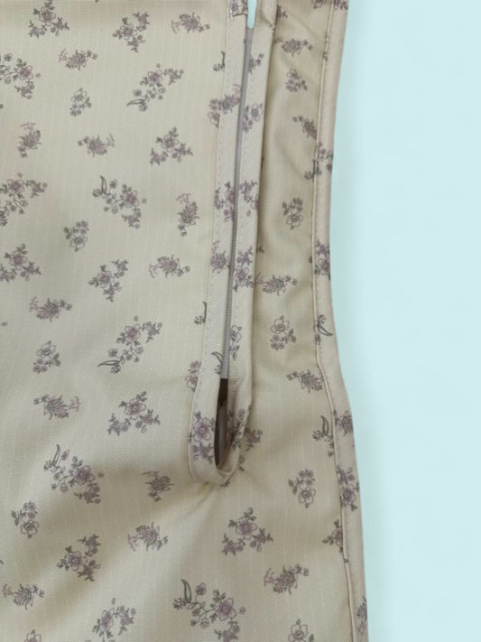 Colchoneta universal flores lila sobre fondo beige Peques del Valle
