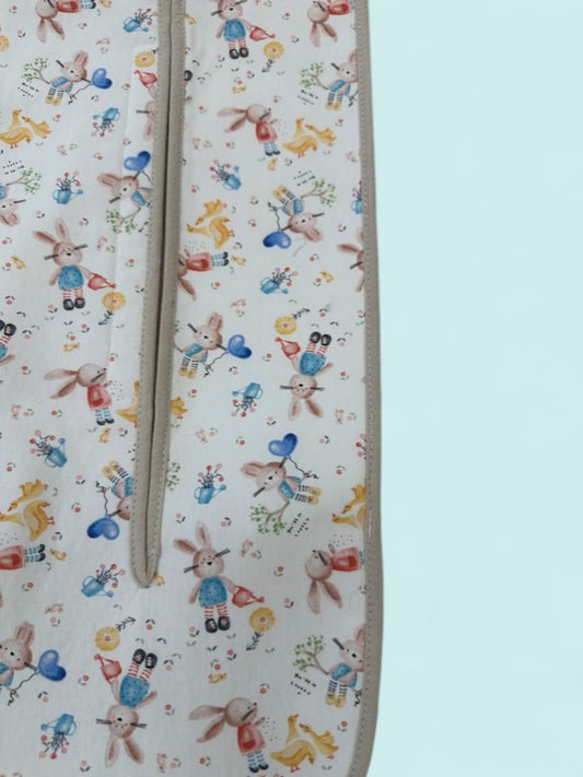Colchoneta universal con conejitos y ribete beige Peques del Valle