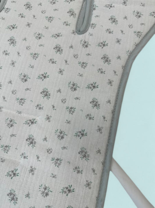 Colchoneta universal gris con flores pequeñas Peques del Valle